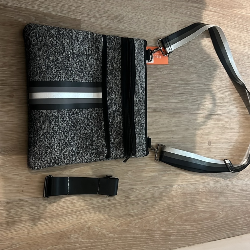 Adjustable crossbody - Picture 2 of 7